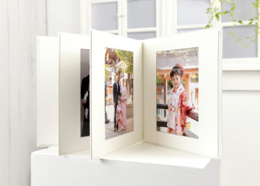 「6面台紙プラン」スタジオ撮影と熊野神社ロケーション撮影を行い高級台紙を作製いたします。
